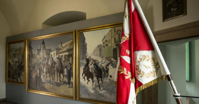 Galeria z trzema obrazami bitewnymi i czerwoną chorągwią z białym godłem