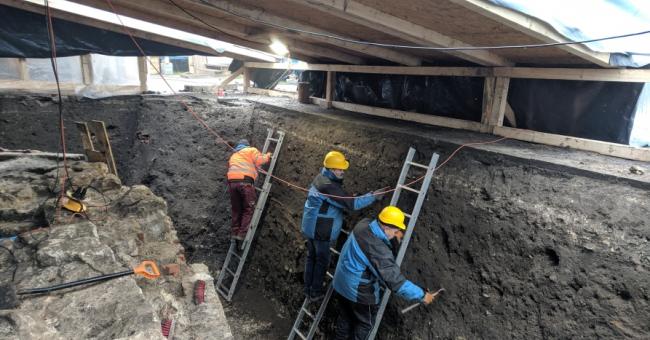 djęcie przedstawia jeden z licznych zabytków odkrytych w obrębie wykopów archeologicznych