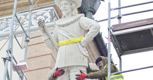 Montaż modeli figur posłów moskiewskich i szwedzkich 