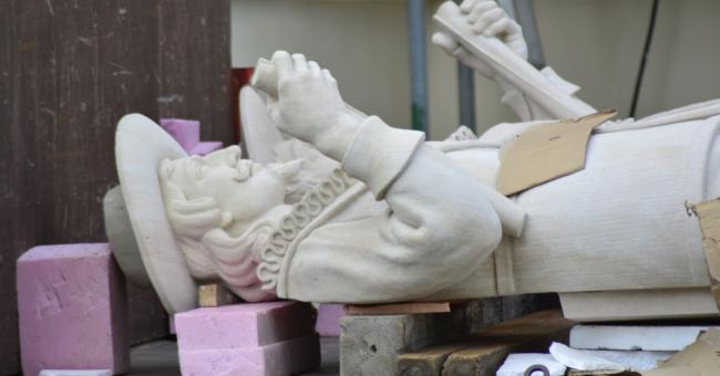 Montaż figur posłów moskiewskich i szwedzkich 