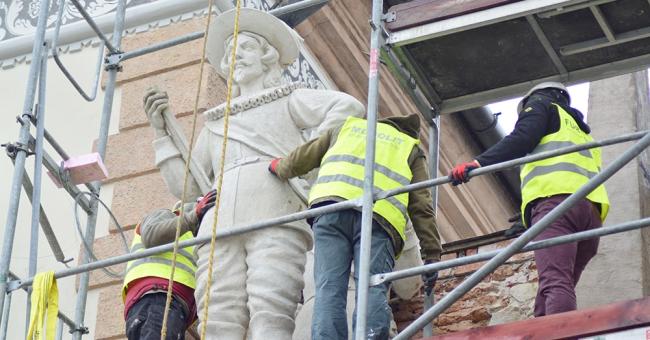 Montaż modeli figur posłów moskiewskich i szwedzkich 