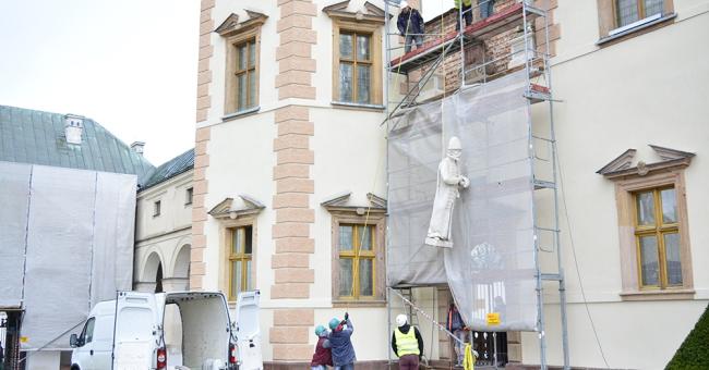 Montaż modeli figur posłów moskiewskich i szwedzkich 