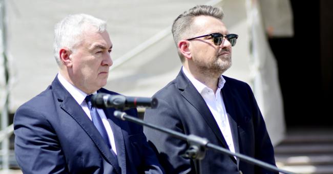 Montaż figur posłów moskiewskich i szwedzkich 