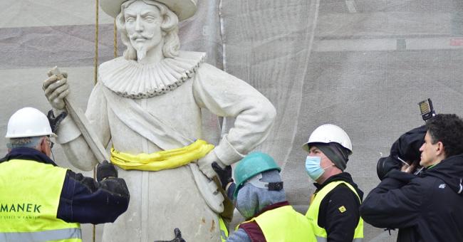 Montaż modeli figur posłów moskiewskich i szwedzkich 