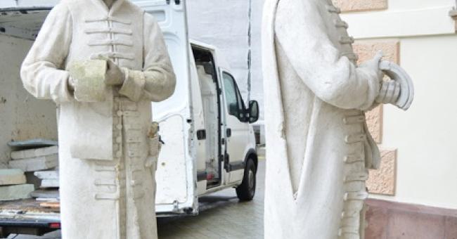 Montaż modeli figur posłów moskiewskich i szwedzkich 