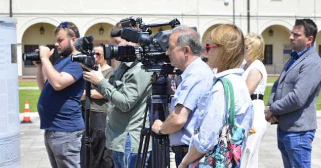 Montaż figur posłów moskiewskich i szwedzkich 
