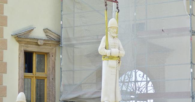 Montaż figur posłów moskiewskich i szwedzkich 