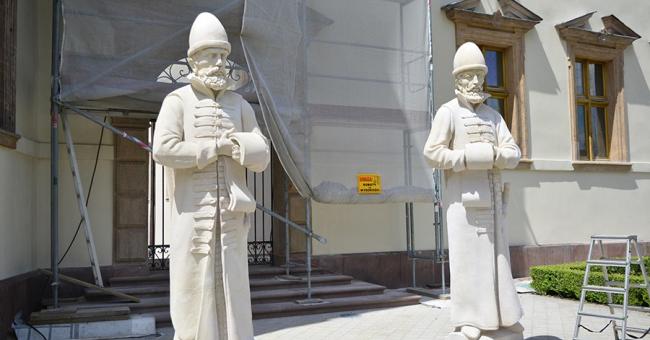 Montaż figur posłów moskiewskich i szwedzkich 