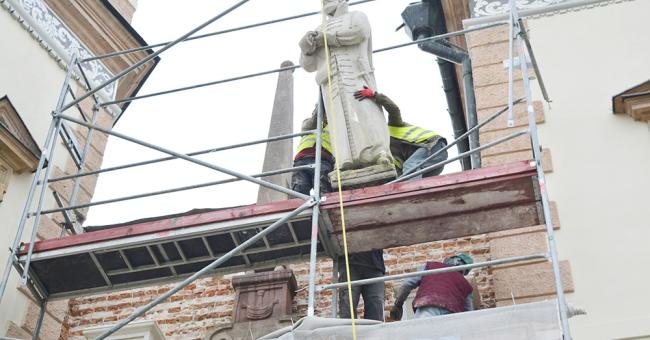 Montaż modeli figur posłów moskiewskich i szwedzkich 