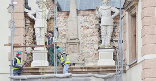 Montaż modeli figur posłów moskiewskich i szwedzkich 