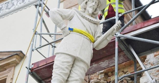 Montaż modeli figur posłów moskiewskich i szwedzkich 