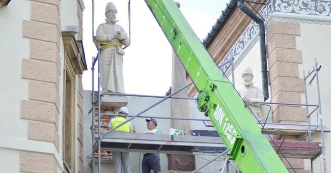 Montaż figur posłów moskiewskich i szwedzkich 