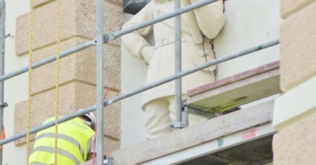 Montaż figur posłów moskiewskich i szwedzkich 
