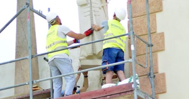 Montaż figur posłów moskiewskich i szwedzkich 