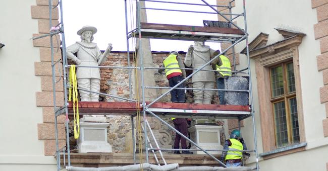 Montaż modeli figur posłów moskiewskich i szwedzkich 