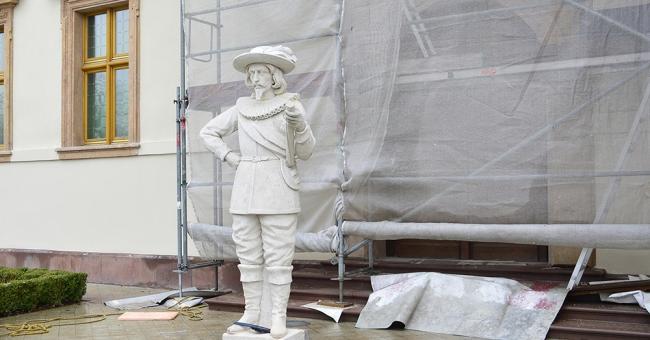 Montaż modeli figur posłów moskiewskich i szwedzkich 