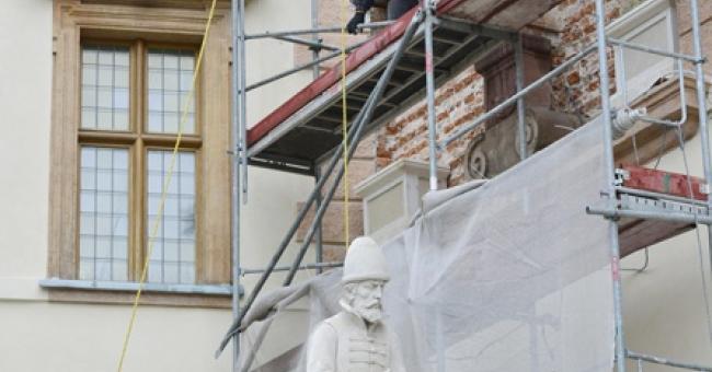 Montaż modeli figur posłów moskiewskich i szwedzkich 