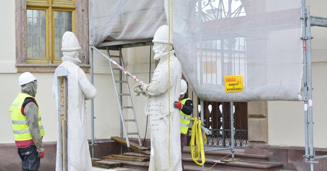 Montaż modeli figur posłów moskiewskich i szwedzkich 