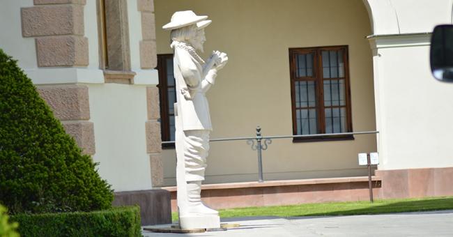 Montaż figur posłów moskiewskich i szwedzkich 