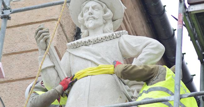 Montaż modeli figur posłów moskiewskich i szwedzkich 