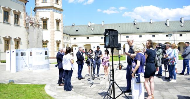 Montaż figur posłów moskiewskich i szwedzkich 