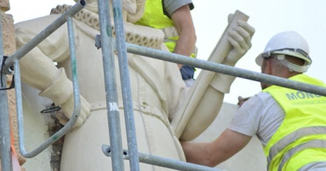 Montaż figur posłów moskiewskich i szwedzkich 