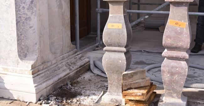 Demontaż marmurowych balustrad 