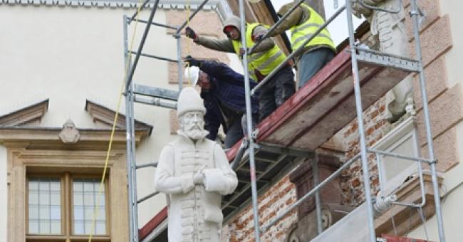 Montaż modeli figur posłów moskiewskich i szwedzkich 