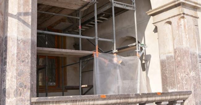 Demontaż marmurowych balustrad 