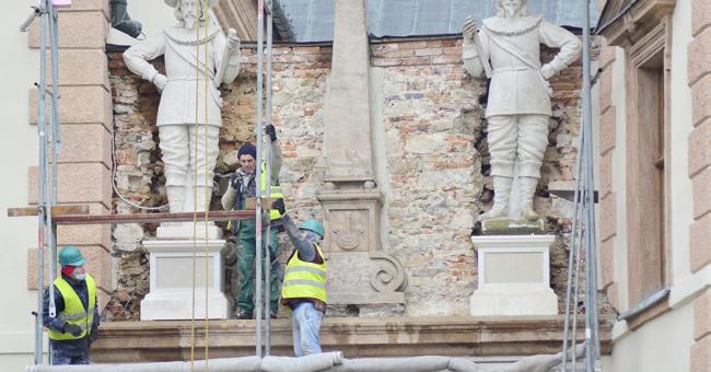 Montaż modeli figur posłów moskiewskich i szwedzkich 