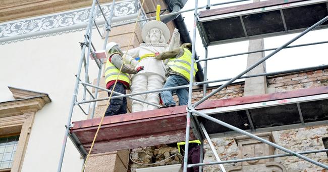 Montaż modeli figur posłów moskiewskich i szwedzkich 
