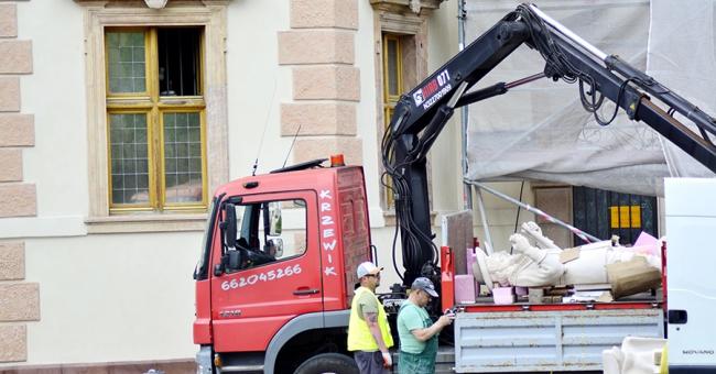 Montaż figur posłów moskiewskich i szwedzkich 