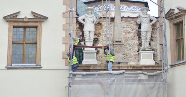 Montaż modeli figur posłów moskiewskich i szwedzkich 