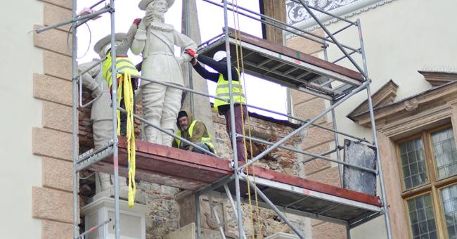 Montaż modeli figur posłów moskiewskich i szwedzkich 