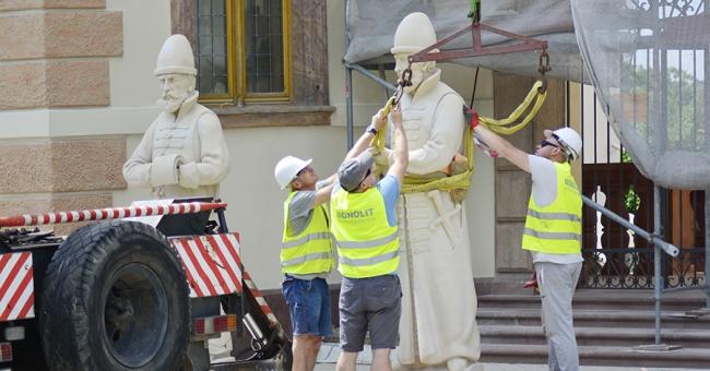 Montaż figur posłów moskiewskich i szwedzkich 