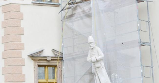Montaż modeli figur posłów moskiewskich i szwedzkich 