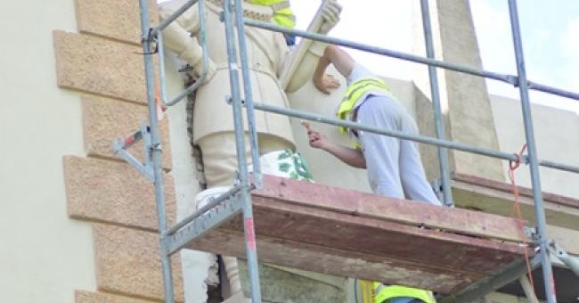Montaż figur posłów moskiewskich i szwedzkich 