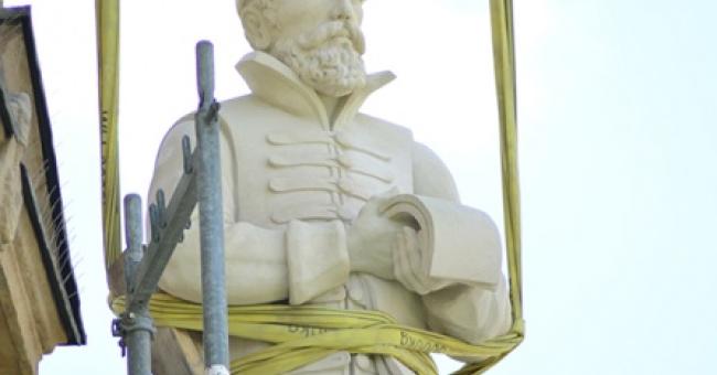 Montaż figur posłów moskiewskich i szwedzkich 
