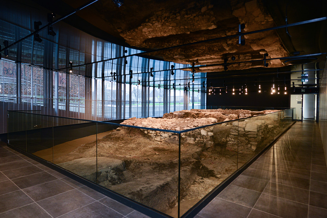 Wnętrze Muzeum Archeologicznego, pawilon archeologiczny, widok na pozostałości kościoła pw. św. Mikołaja i tzw. misę chrzcielną