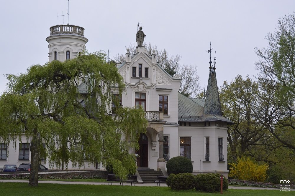 Pałacyk Henryka Sienkiewicza w Oblęgorku, widok od strony wejścia głównego, na zdjęciu pałacyk w otoczeniu drzew