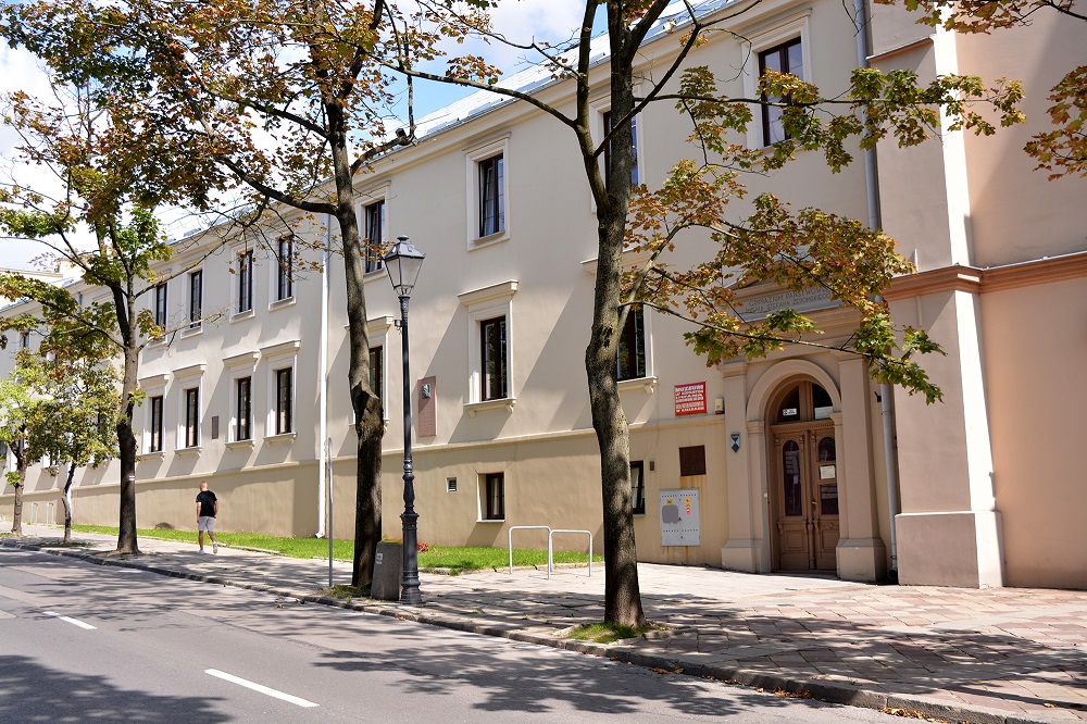 Muzeum Lat Szkolnych Stefana Żeromskiego, budynek od strony ulicy Jana Pawła, częściowo przesłonięty drzewami