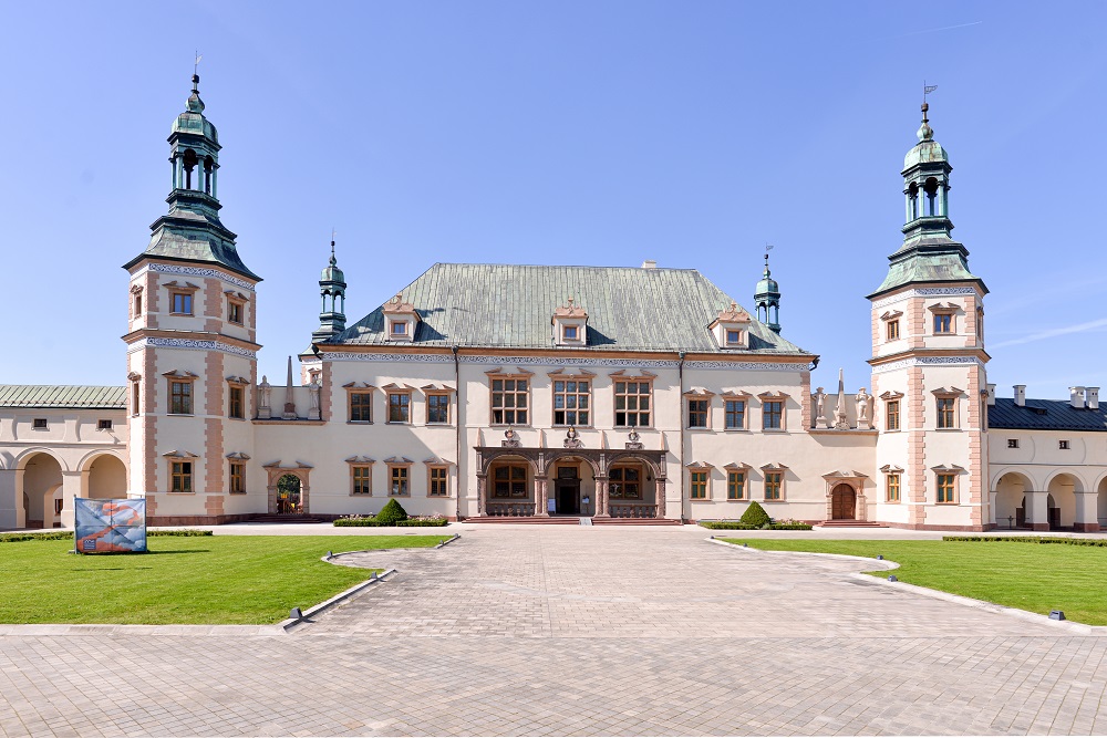 Dawny Pałac Biskupów Krakowskich w&nbsp;Kielcach; widok korpusu głównego, elewacja wschodnia; na zdjęciu barokowa rezydencja 