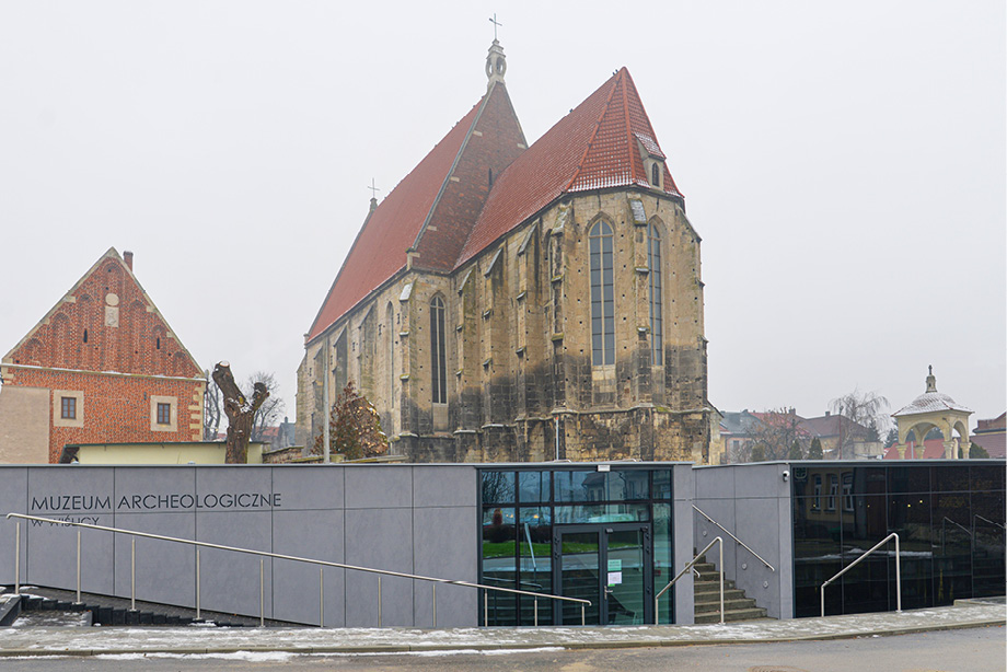 Muzeum Archeologiczne w Wiślicy, Widok od strony Rynku, na pierwszym planie zmodernizowana siedziba muzeum, na drugim bazylika w Wiślicy