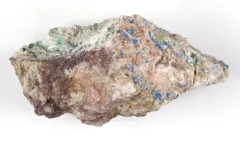 Skała mineralna o nieregularnym kształcie, kremowo-różowa z zielonymi i niebieskimi smugami