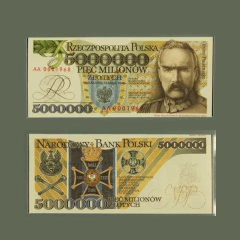 Fotografia awersu i rewersu banknotu z podobizną Józefa Piłsudskiego