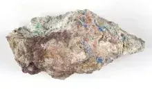 Skała mineralna o nieregularnym kształcie, kremowo-różowa z zielonymi i niebieskimi smugami