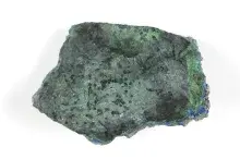 Fotografia kawałka zielono-niebieskiego minerału na białym tle