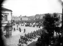 Fotografia: parada kawalerii i tłum widzów na historycznym placu